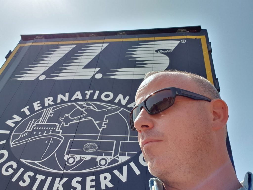Aparcando el camión con más material para el rodaje de TBATN IBIZA 2
